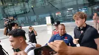 Marselino Ferdinan dan Ole Romeny Mendarat di Bandara Soekarno-Hatta Bareng Tim Oxford United, Langsung Diserbu Fans