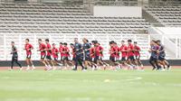 La Grande Datangi Latihan Timnas Indonesia U-22 Sebelum SEA Games 2025, Bentangkan 2 Spanduk Besar dan Nyalakan Suar: Hanya Ada Medali Emas!